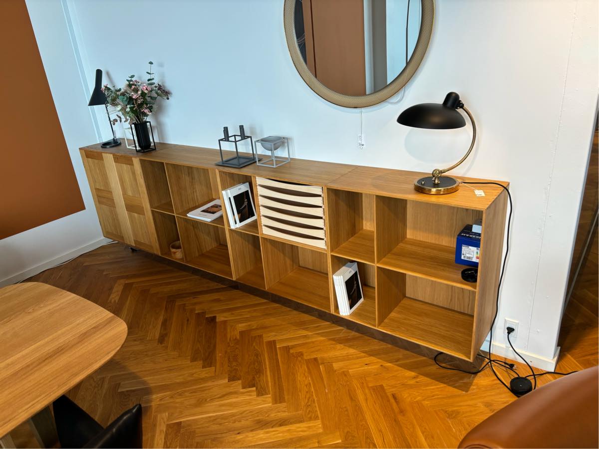 Opsætning af reoler, billeder, lamper