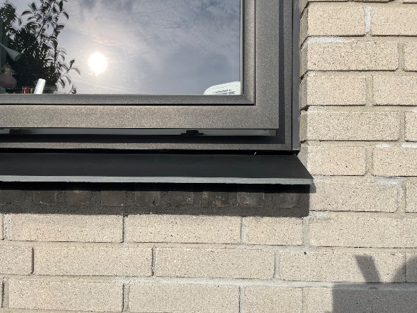 Fugning omkring vinduer/ dør er med siliconefuge sort/ grå