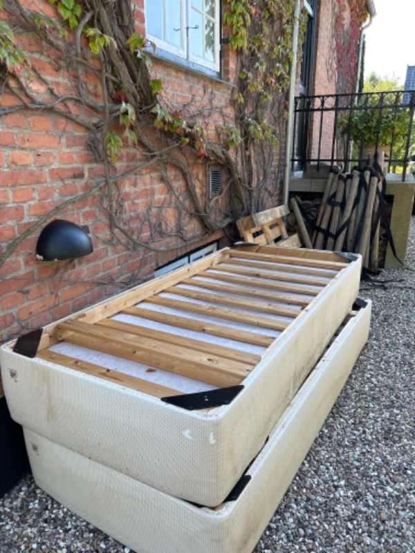 Kørt 2 senge, et gulvtæppe og lidt træ på genbrugspladsen