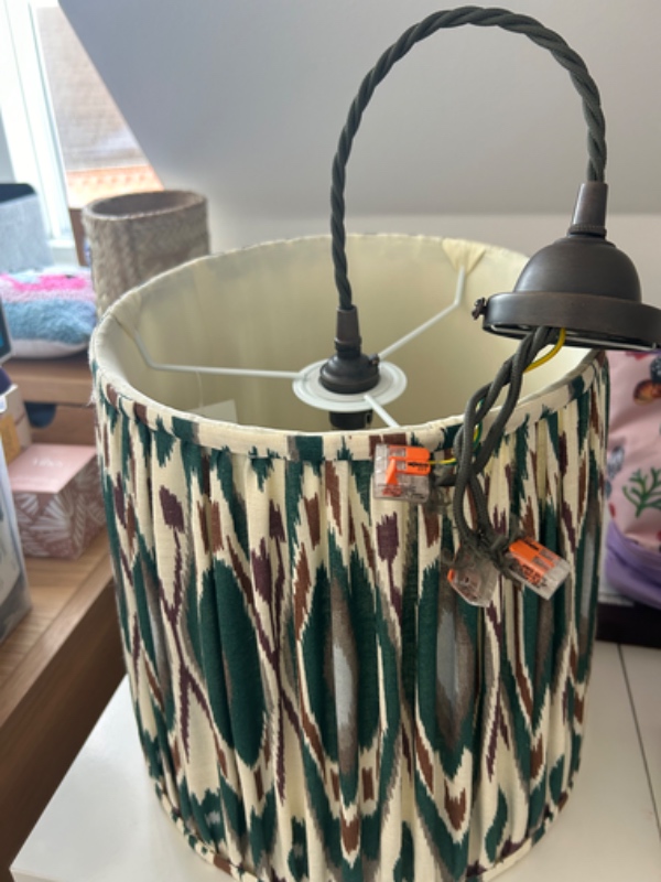 Opæstning af 4 lamper - 3 heraf importeret fra UK. 3 loft lamper, og en køkkenspot lampe fra IKEA (model: TIDIG). Opsættes i nyrenoveret lejlighed.