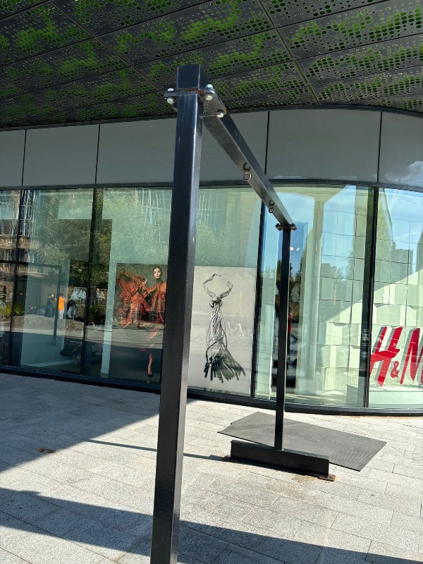 Nedtagning, transport og opsætning af metal stativ til bokse sandsække