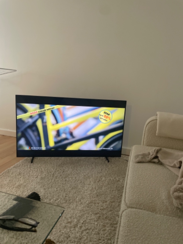 Jeg skal have sat mit tv op, beslaget er monteret på tv’et. Men der skal laves 2 huller med slagbord