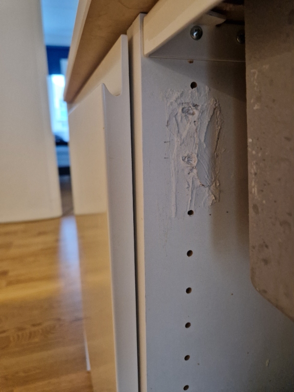 Samling af skab + opsætning af køkken skabs dør der er faldet ned