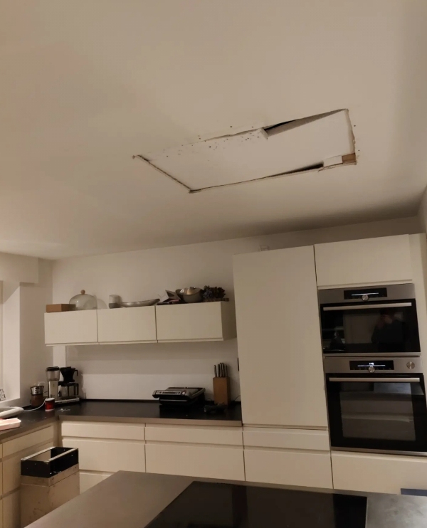 Lægge 3 ledninger om på loftet, så der er plads til emhætte. Samt tilsluttning af emhætte