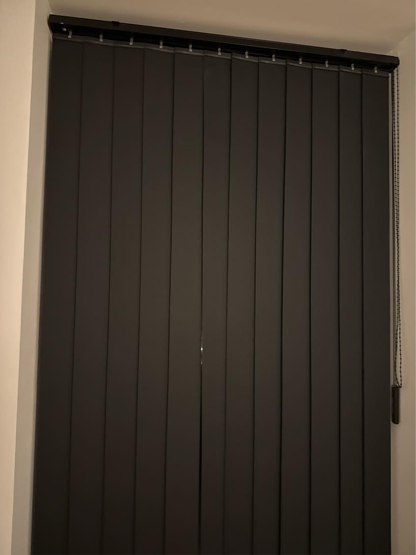 Opsætning af loftlampe og lamelgardin