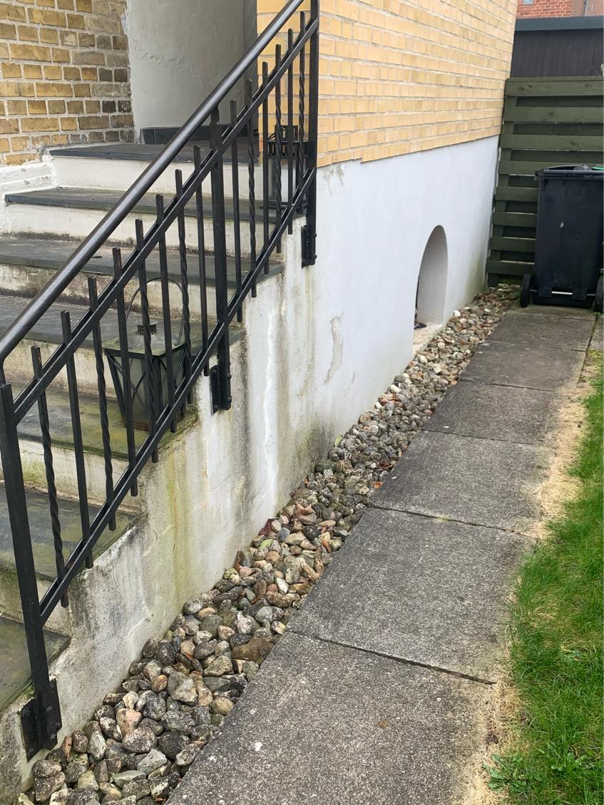 Male sokkel på hus.