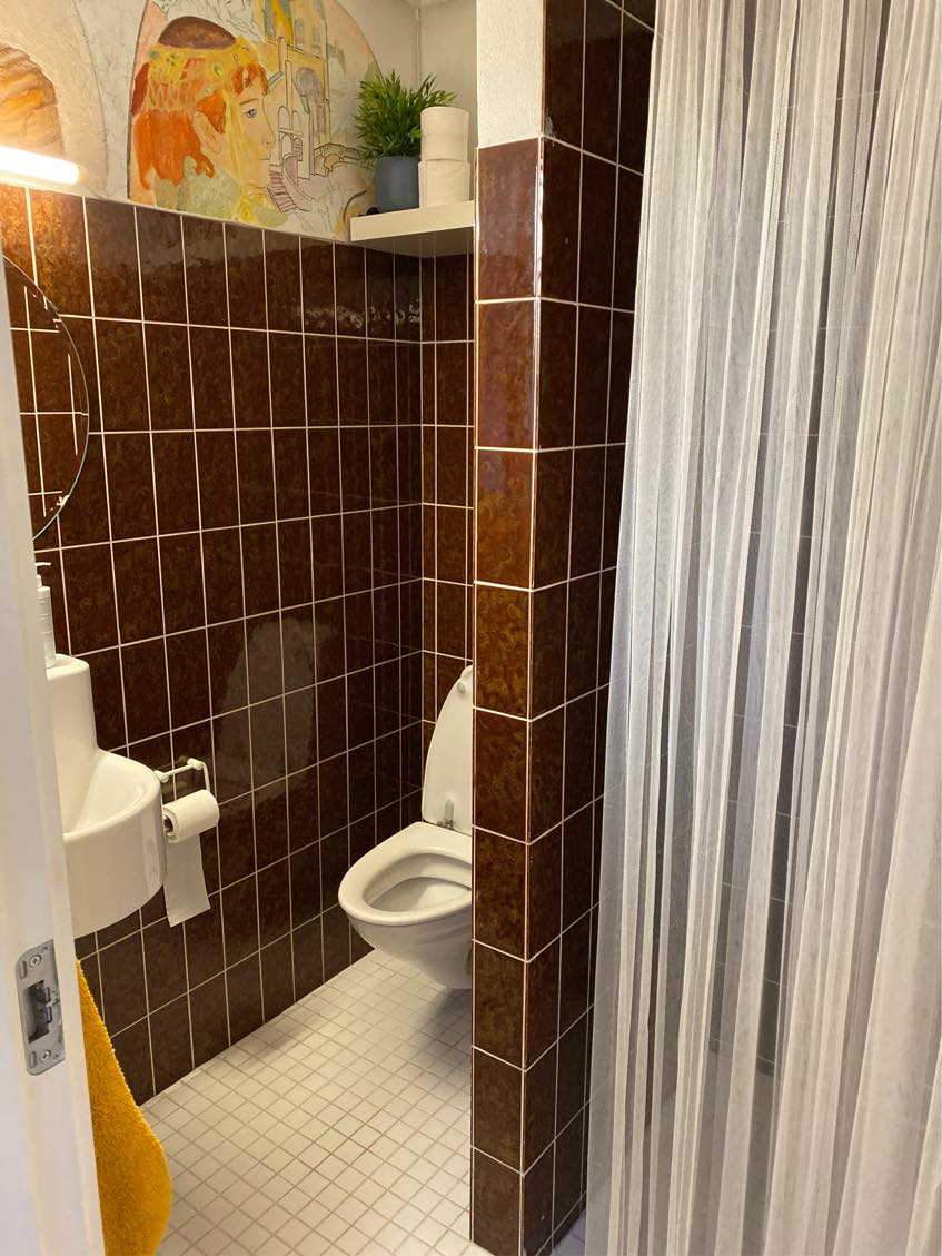 2 gange af 2 timer eller 1 gang a’ 4 timer pr md af køkken - lodrette og vandrette flader på elementer, paneler kontakter bordplader og støvsugning og vask sf gulve, samme i bryggers og gæstebadeværelse og havestue