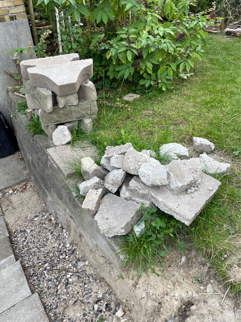 Køre betonsten på genbrugspladsen