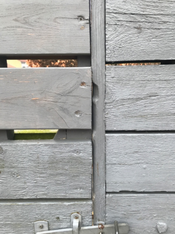 1) høvlet en havelåge, som binder. 2) skruet en vinduesliste fast. 3) Evt fuget nogle fliser,