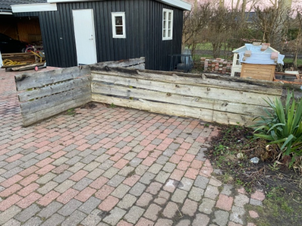 Nedtagning af gammelt hegn og opsætning af nyt hegn og etablering af havelåge