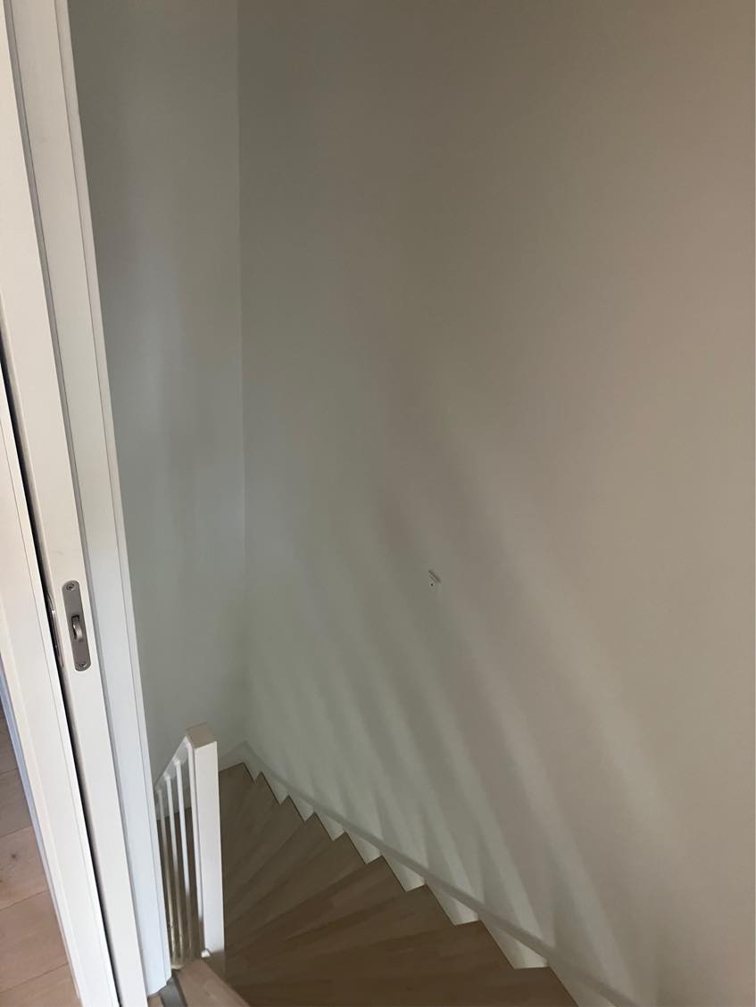 Ophænge lampe i høj trappe