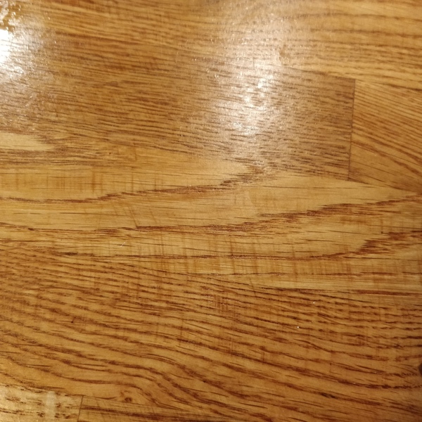 Køkkenbordplade i træ, trænger til kraftig slibning