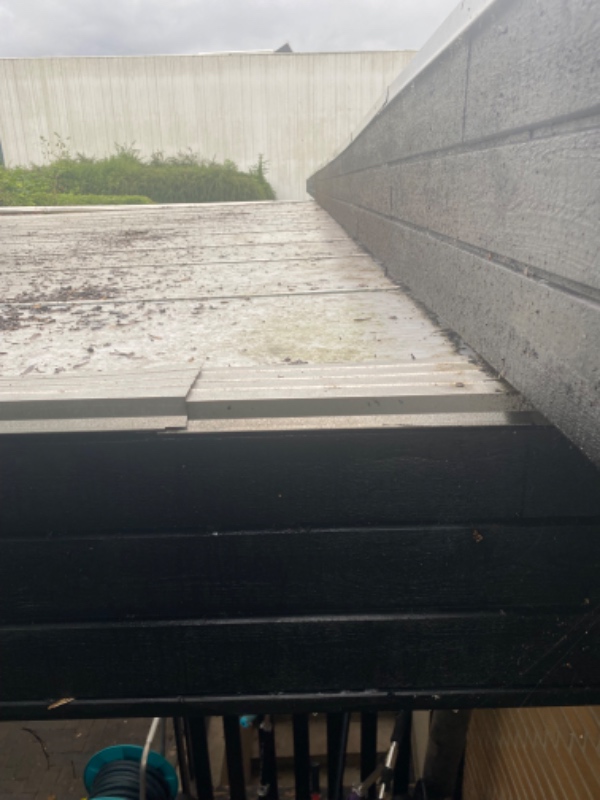 Utæt tag på garage/ skur. Plasttag med aluvindskede. Alu vindskeden er utæt og sættes på samt tætnes