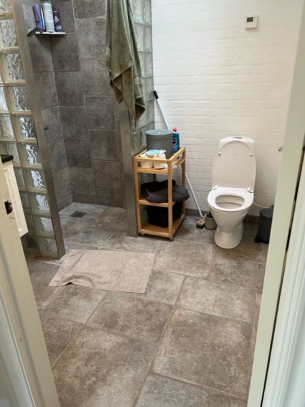 Renset og malet badeværelse