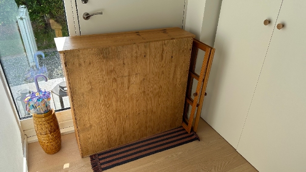 Ophæng af vitrineskab på gipsvæg