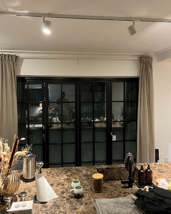 Fugearbejde rundt om vindue, dør, væg