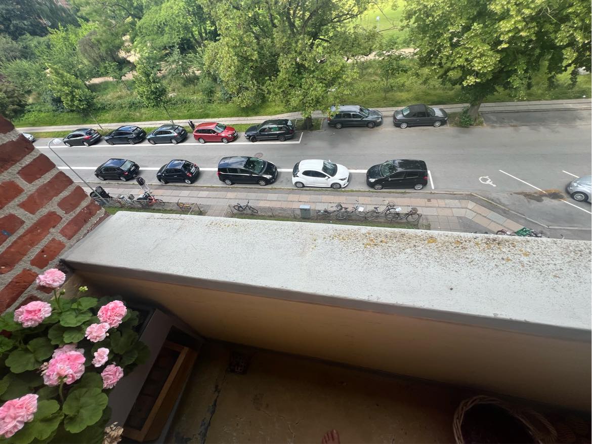 Finde og montere beslag til altankasse