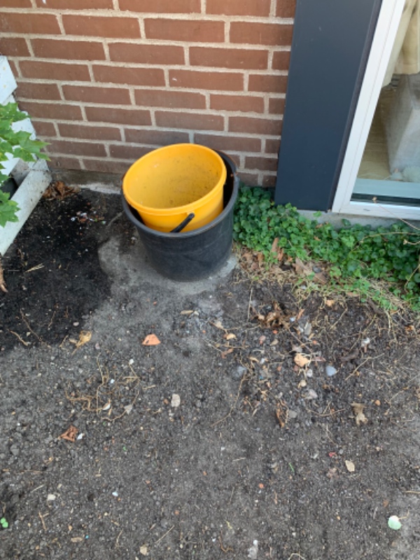 Fliser på lille stykke jord..