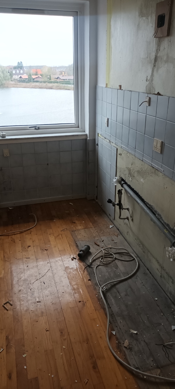 Murer nedtagning af fliser i køkken, overskabe og diverse på badeværelse