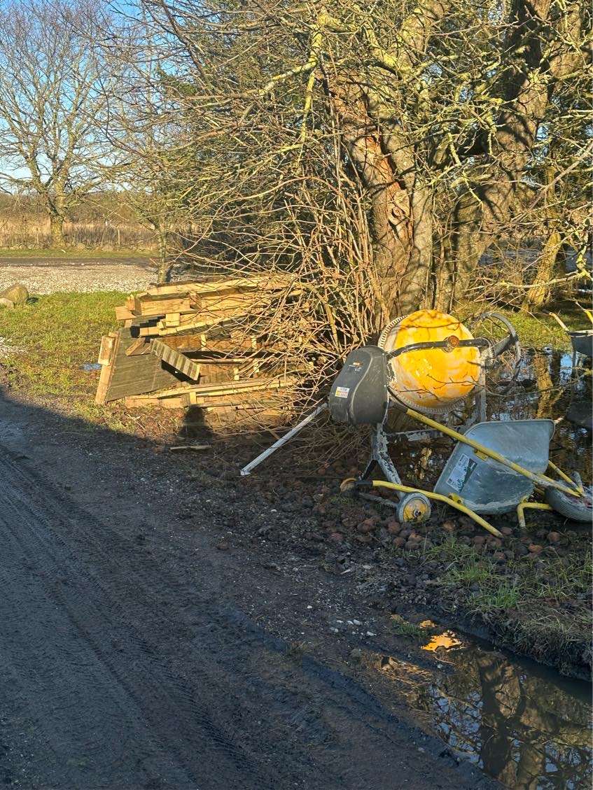 Rør smides ud og gamle maskiner mm