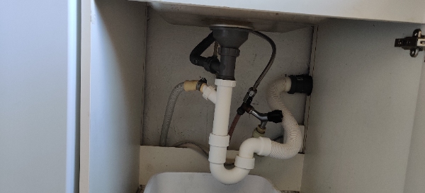 Tilstoppet afløb til køkkenvasken. Ca. 2 meter nede i afløbet er der tilstoppet