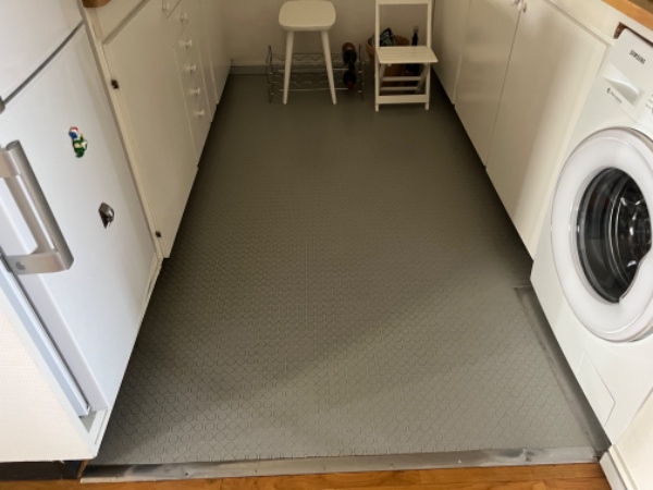 Støvsugning af tre værelser og vask af gulvene i køkken og badeværelse