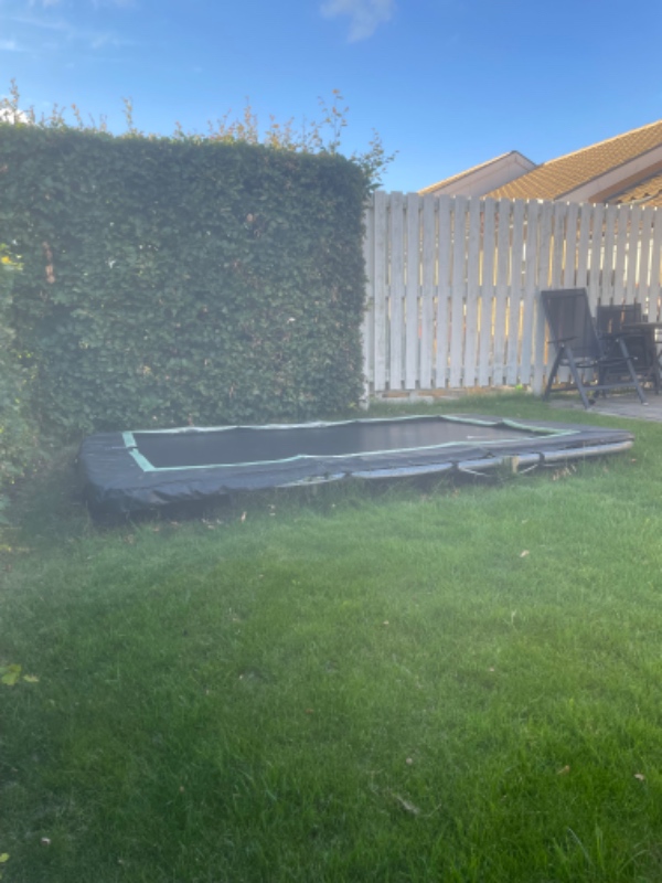 Nedgravning af oval havetrampolin