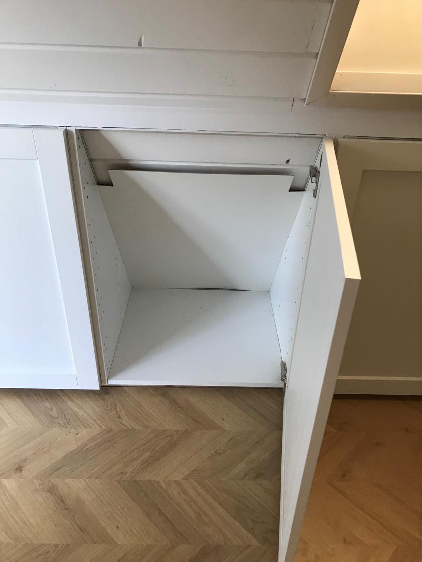 Indbygget klædeskab i skråvæg