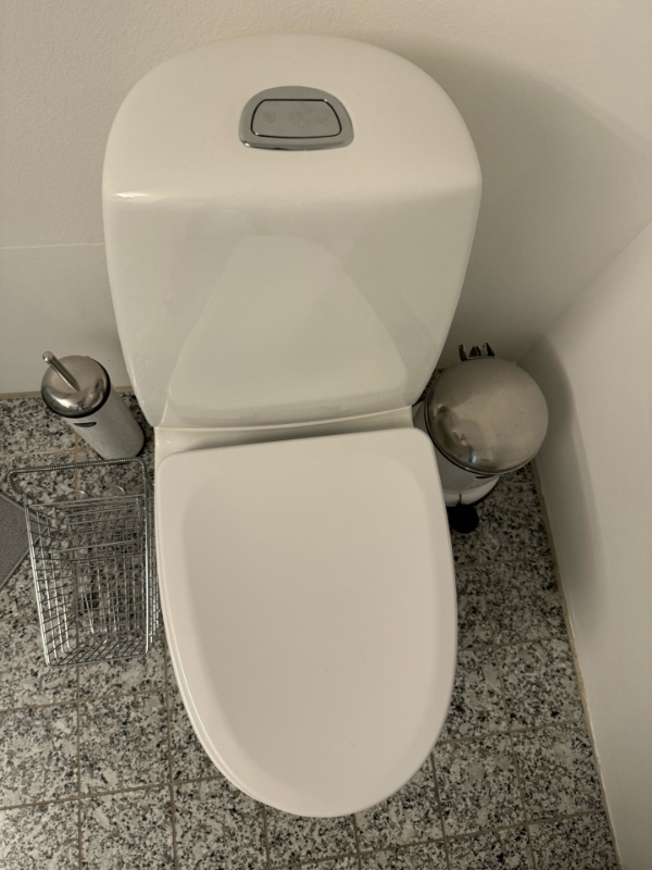 Slibning og oliering af køkkenbord og indkøb og montering af nyt toiletbræt