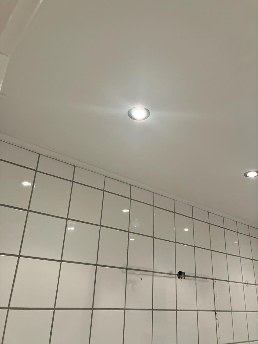 Lavet spots i badeværelse, samt trukket strøm til DUKA ventil