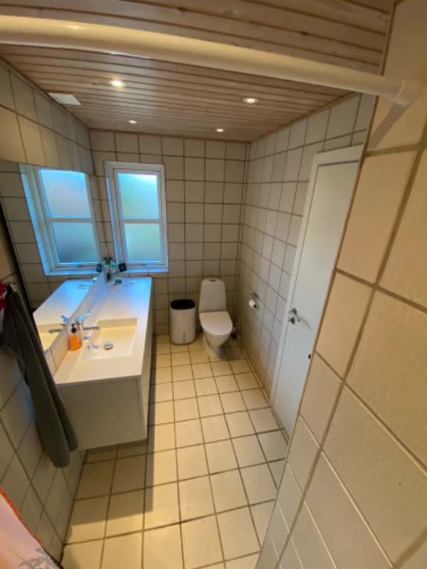 Lagt klinker og lagt flydespartel så jeg kan male med epoxy