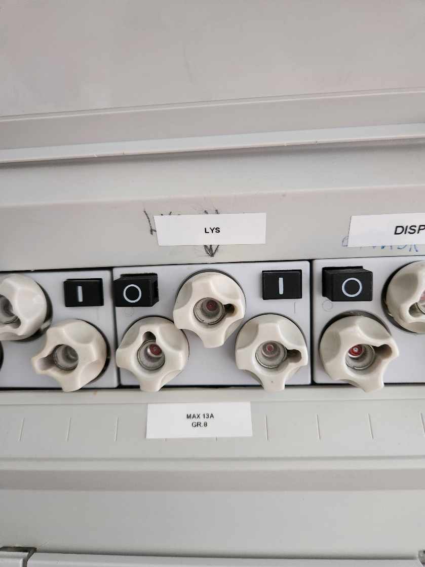 Få ordnet stik kontakt. Ekstra stikkontakt med grundstik (3 pinde) og skift af 10A sikring til 16 A sikring