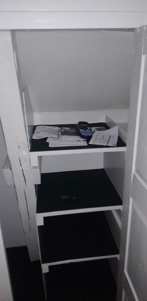 skab i skunk i en lejlighed