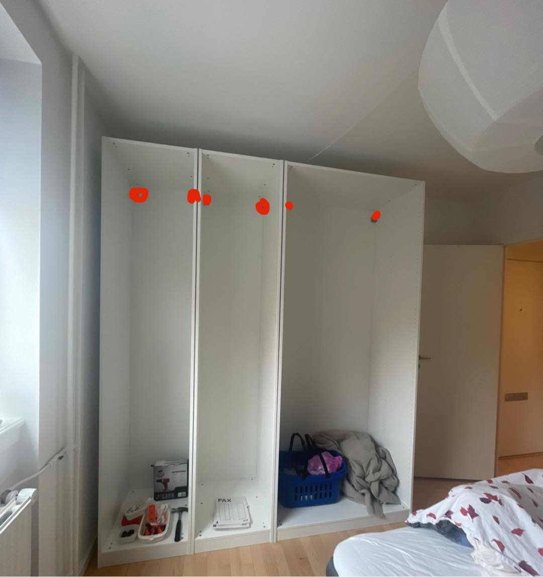 Ophængning af 2x gardinerstænger og 6 skruer til klædeskab