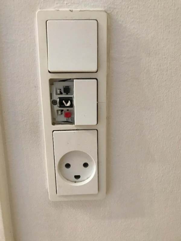 Stikkontakt der er faldet af