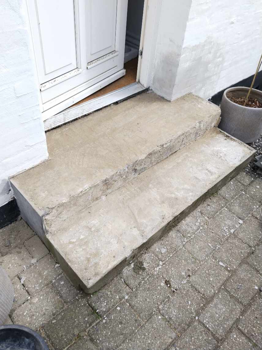 Renovering & nye fliser på trappetrin til hoveddør