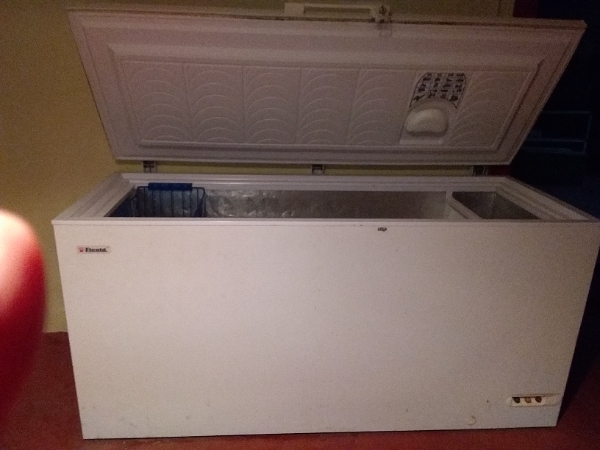 Fjernelse af stor gammel fryser