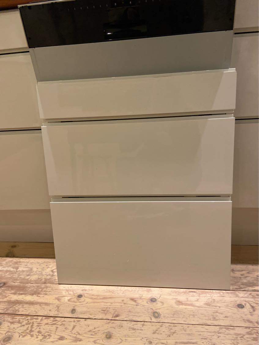 Påsætning af Invita køkkenlåge på integrebar opvaskemaskine.