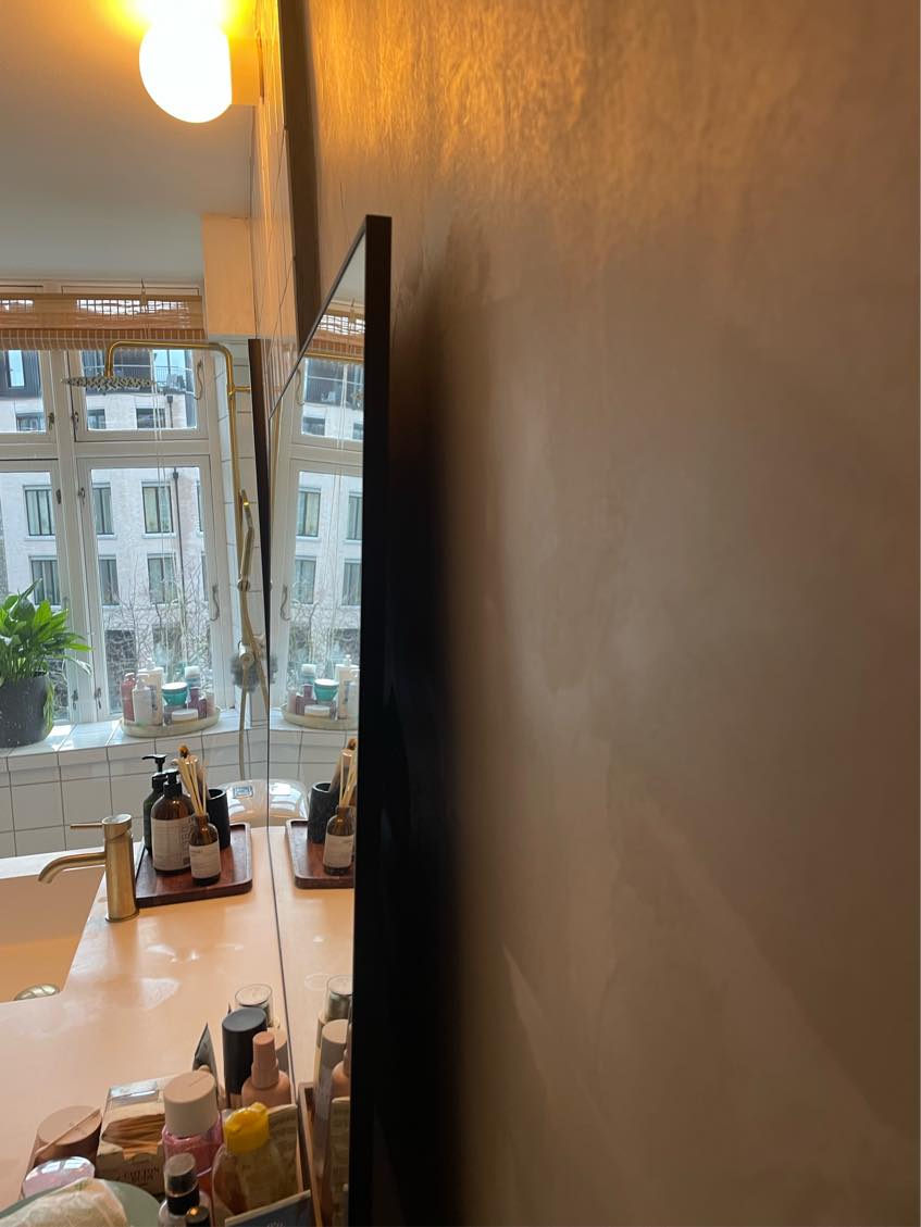 Ophængning af spejl på badeværelse