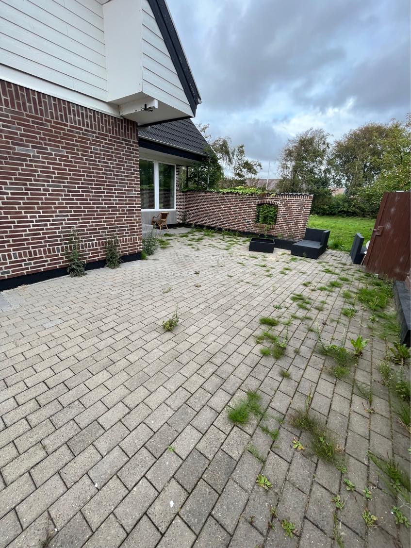 Fjerne ukrudt fra fliser