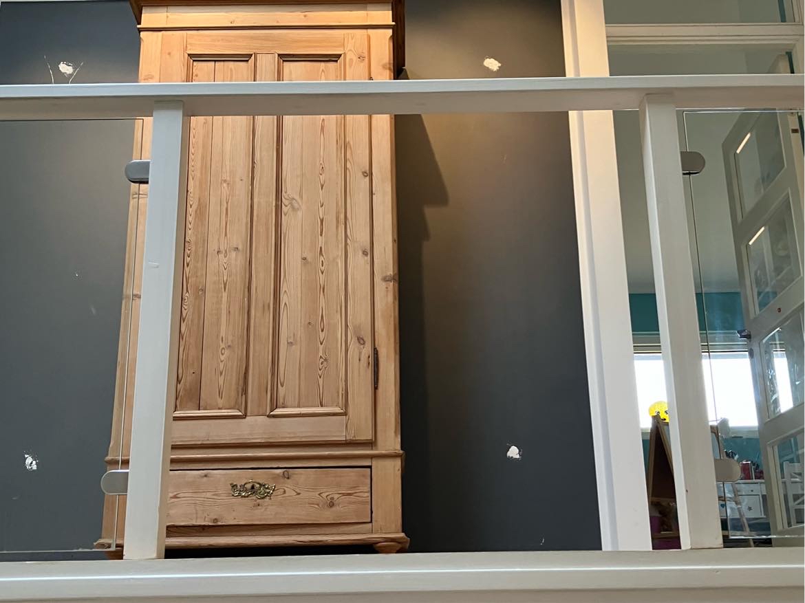 Montering af glasplade (80x80 cm) i træ/glas gelænder på repos. De fire beslag haves.