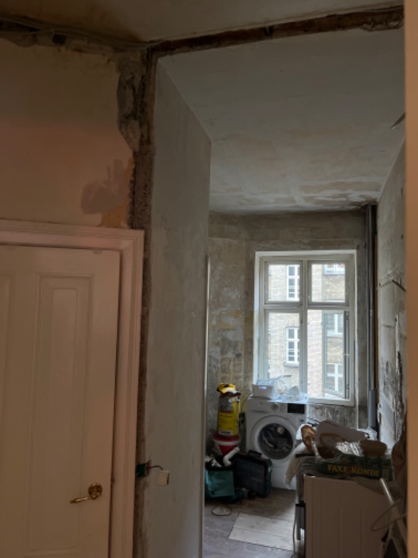 Pudsning af vægge i køkken og entre i typisk 2 værelset københavner lejlighed