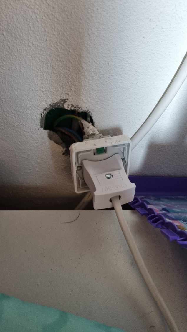 Løse stikdåser i væg 2 stk