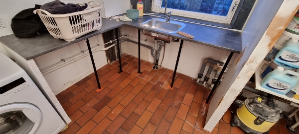 3 opgaver. A Malet træ skillevæg, B skære plader til skydedør og skydelåger. C montere skyde system