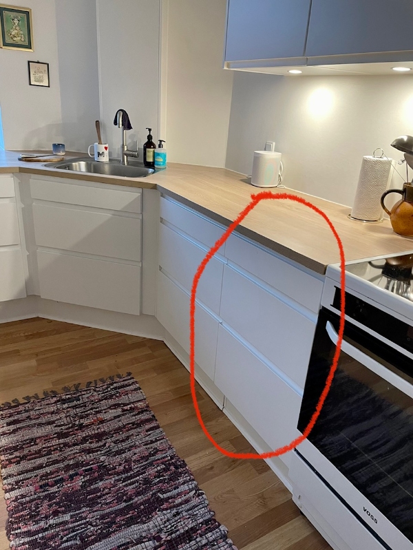 Vaske/tørremaskine bæres op, tilsluttes og færdigmonteres i køkken