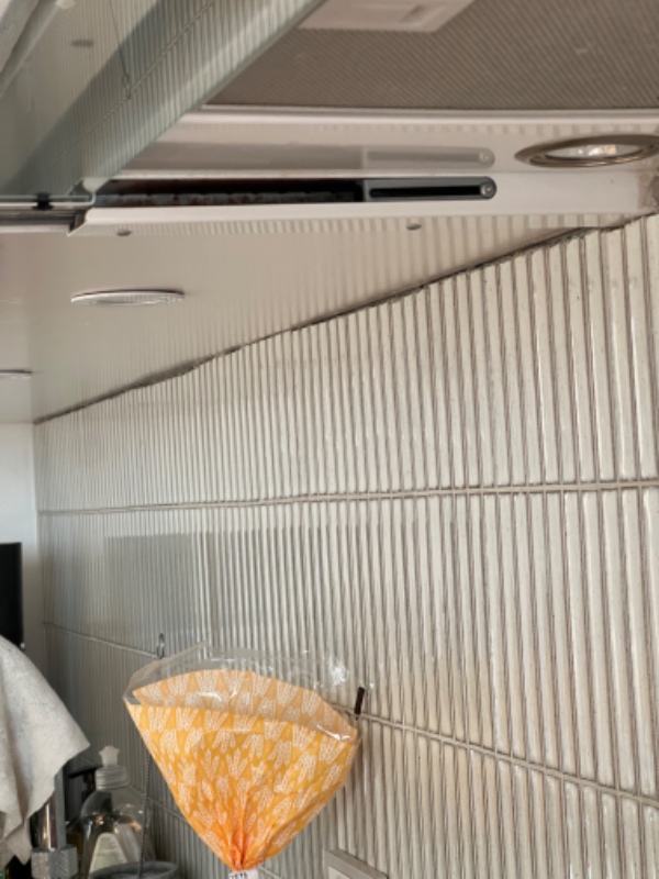 påfør silikone på toppen og bunden af flisevæggen i køkkenet