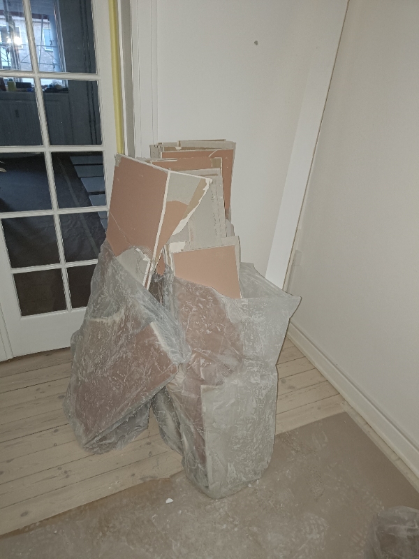 Afhentning af byggeaffald. Gips og pudsvæg.