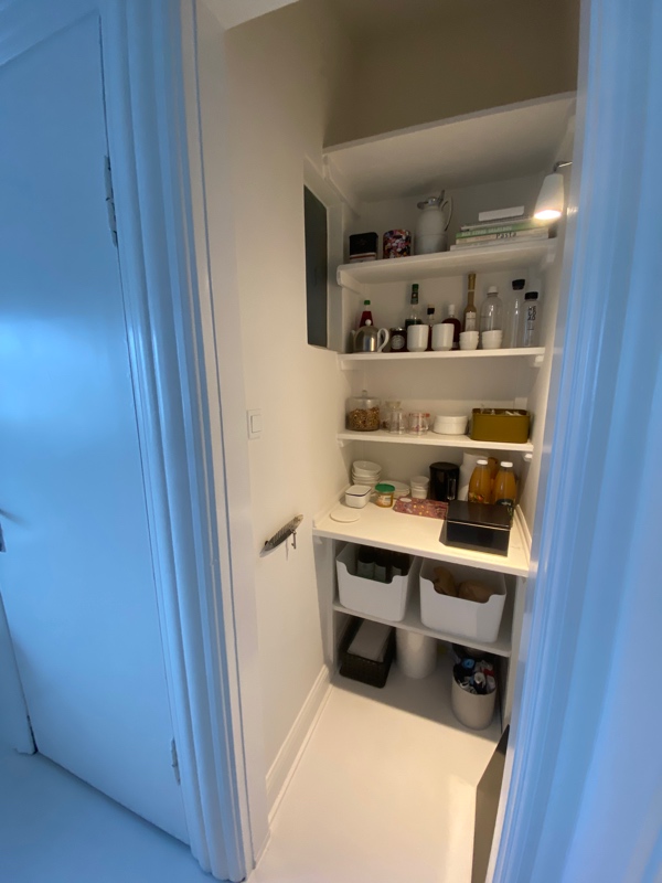 Afmåling, bestilling og opsætning af hylder i viktualierum.