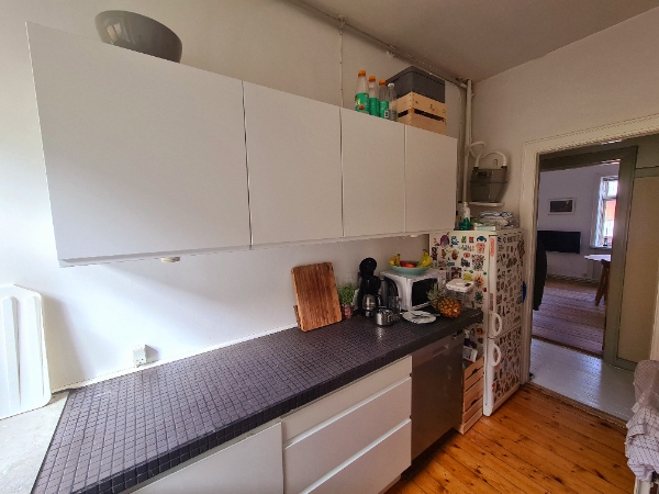 Nedtagning og montering af køkkenbordplade