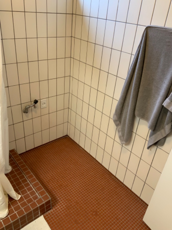 Opsætning af hængetoilet, blandingsbatteri og indbygget bruser - i hulmur af spån